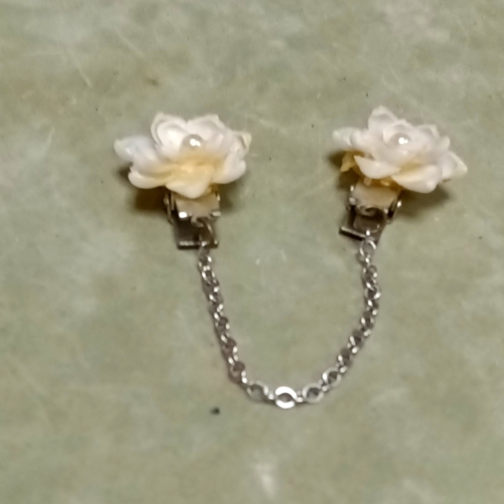 Vintage CREAM FLORAL W PEARL IN CENTER CELLULOID PLASTIC Sweater Clip